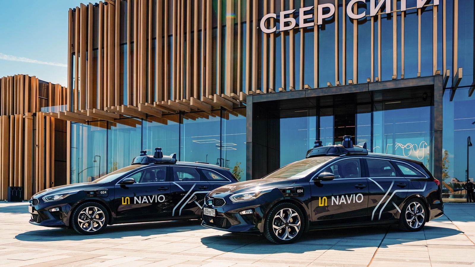 Беспилотный автомобиль Navio на территории «СберСити»