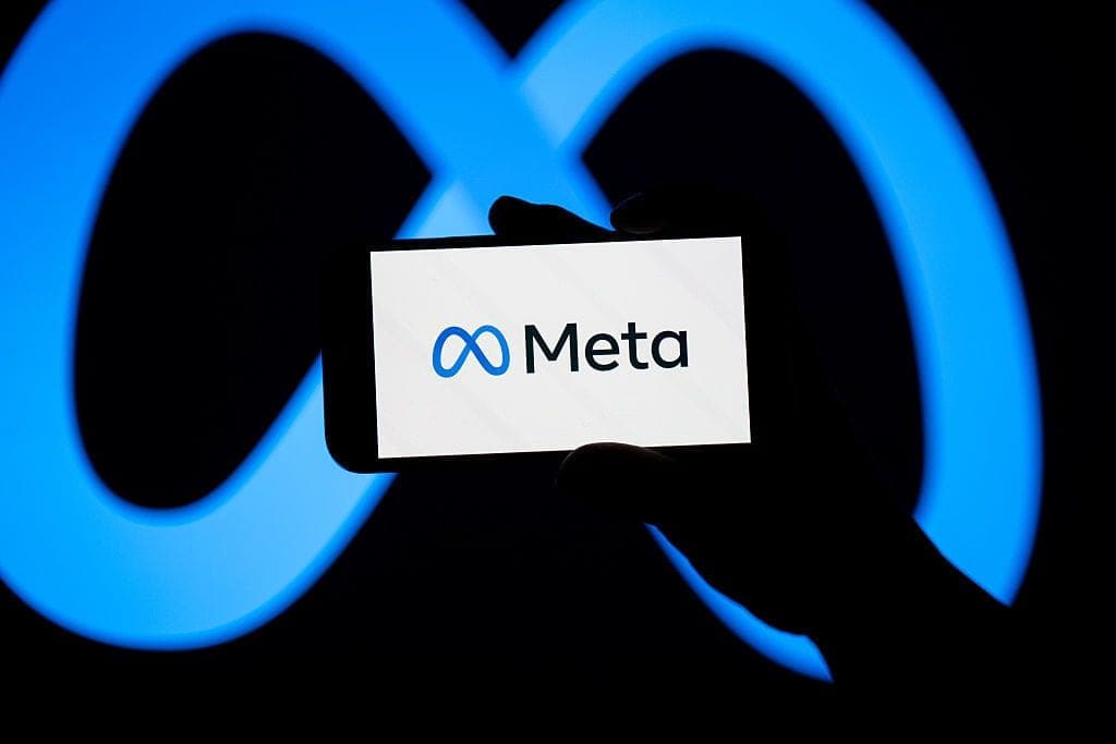 Логотип Meta на фоне офисного здания, символизирующий запуск корпоративной AI-платформы