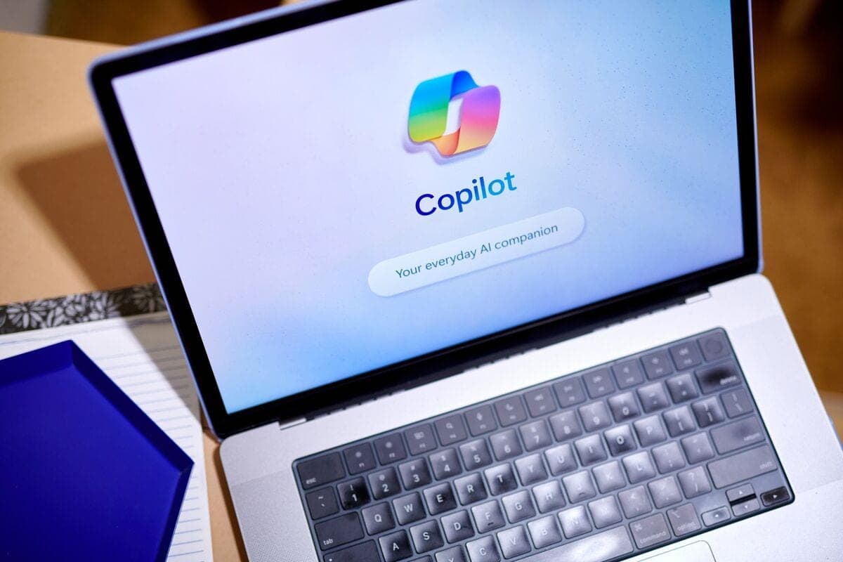 Логотип Microsoft Copilot на фоне интерфейса ИИ-ассистента
