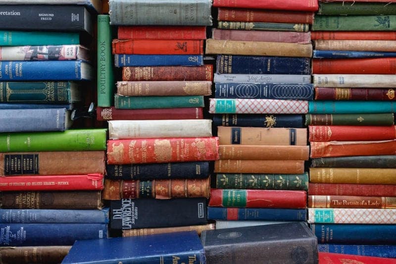 Полки букинистического магазина с подержанными книгами, которые скупают для сканирования