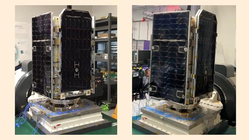 Спутник Project Suncatcher с тензорными процессорами Google на орбите Земли