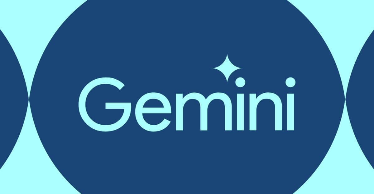 Смартфон с открытым приложением Gemini Live и камерой, наведённой на текст