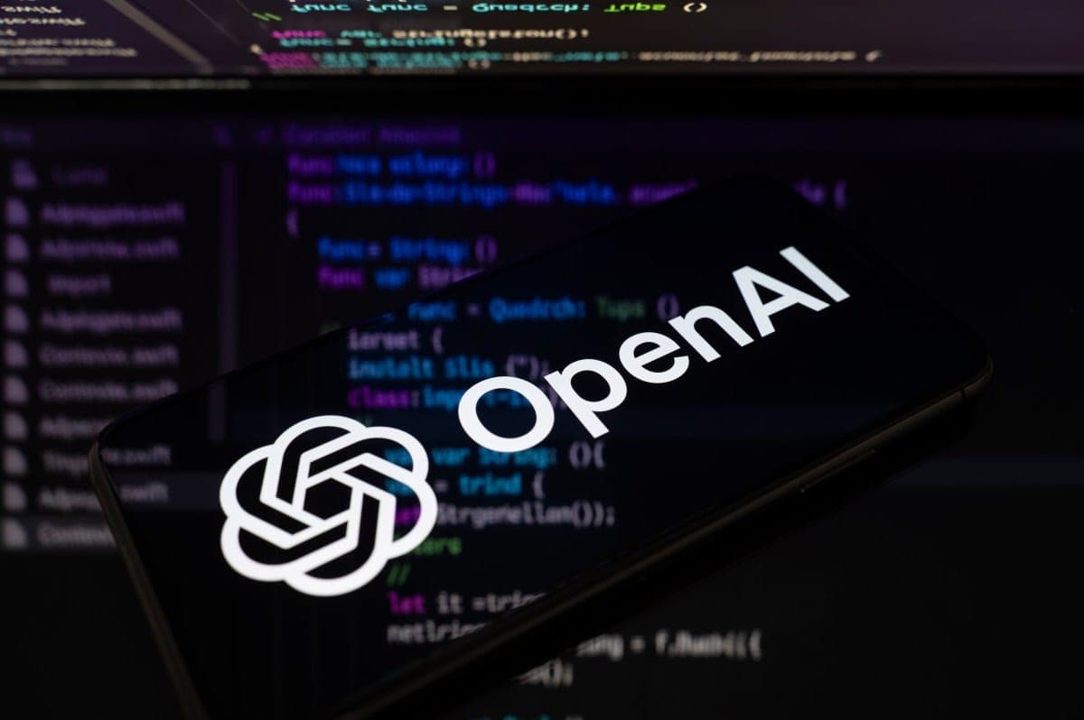 Логотип OpenAI на фоне офисного здания — новость об увольнении исследователей по безопасности